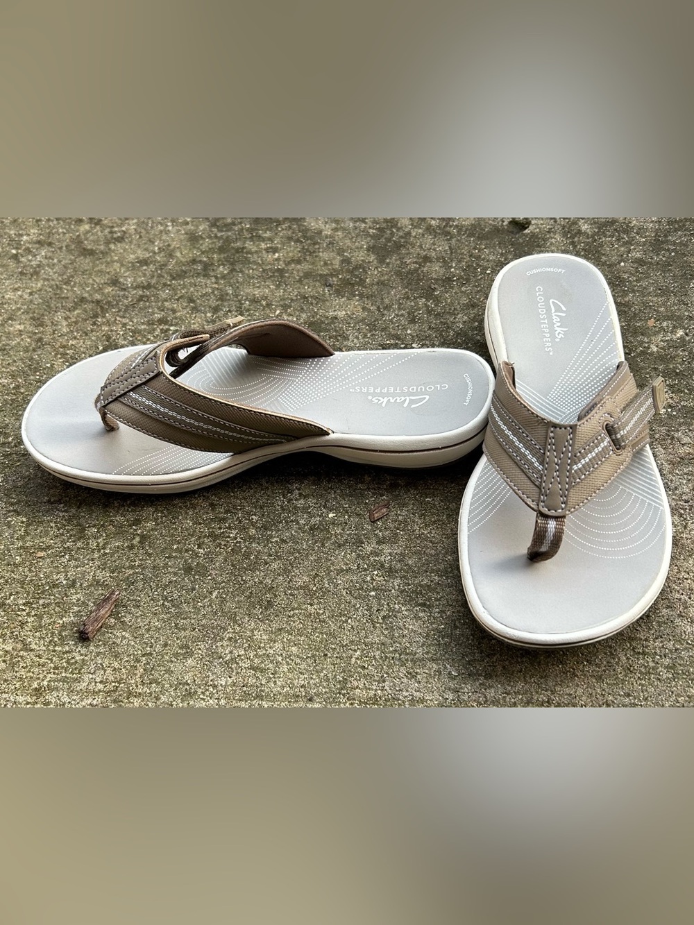 Clarks Cloudsteppers Gray and Tan Thong Sandals - Picture 3 of 5